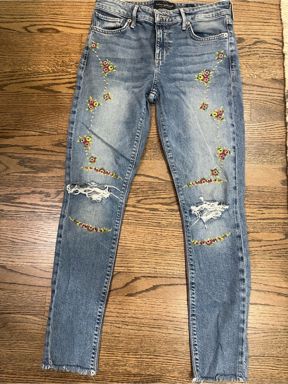 Gorgeous Lucky Brand  Embroidered jeans . Great condition. So fun!  Size 2/26